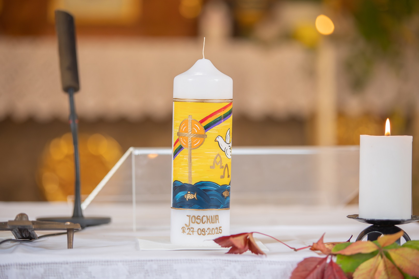 Fotografische Begleitung einer Taufe in Zöschingen - Taufkerze auf dem Altar