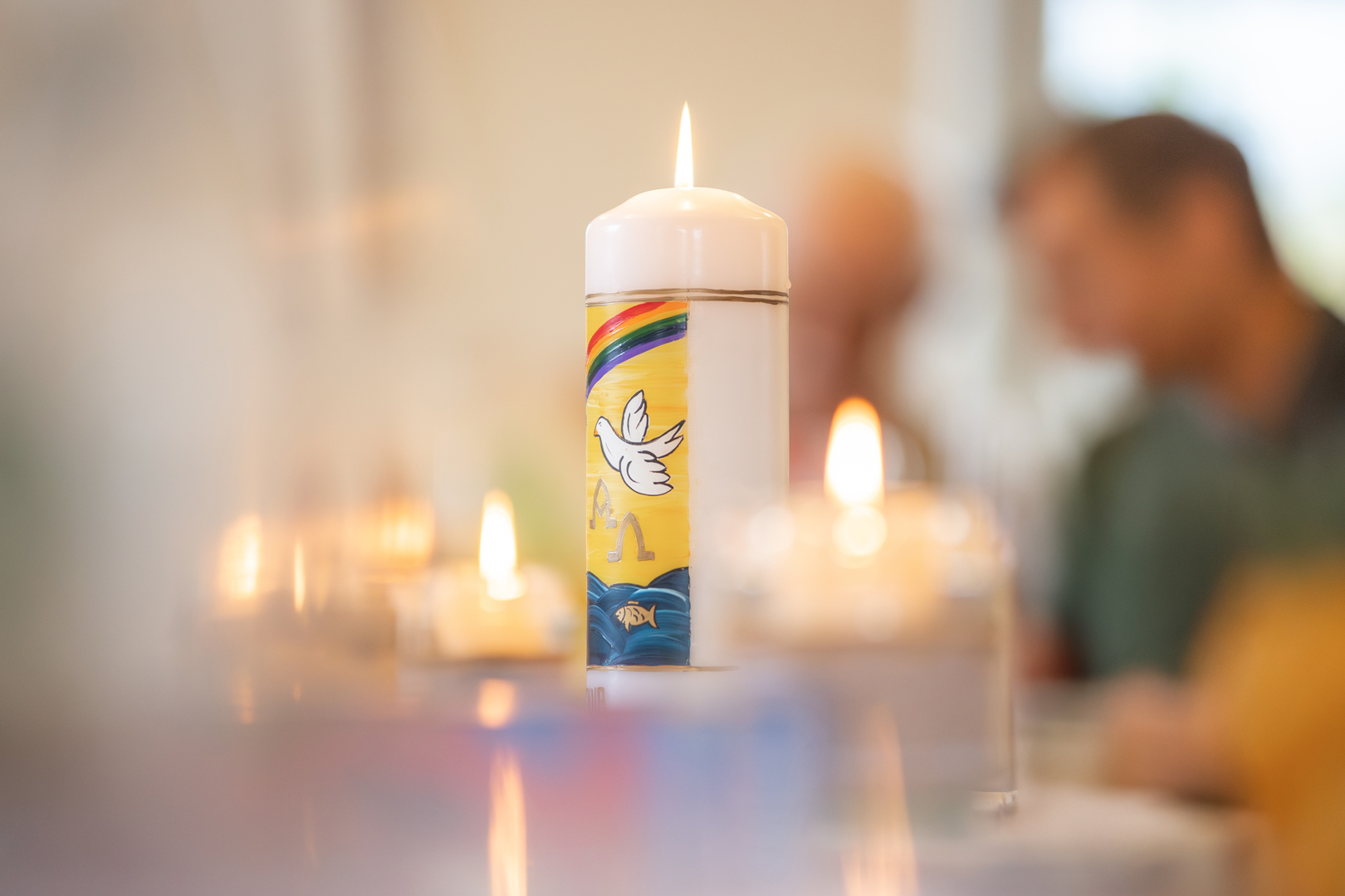 Fotografische Begleitung einer Taufe in Zöschingen - Taufkerze am Tisch