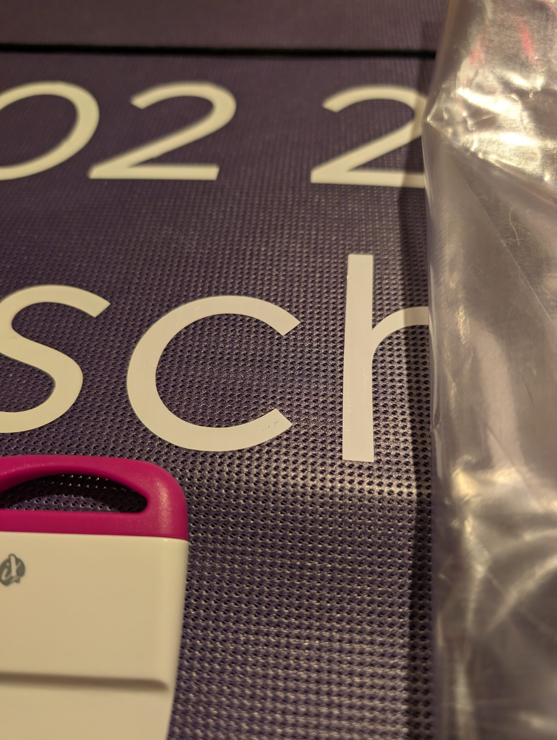 Aufkleben der geplotteten Daten an den Bauzaunbanner für den Bürgerball in Zöschingen